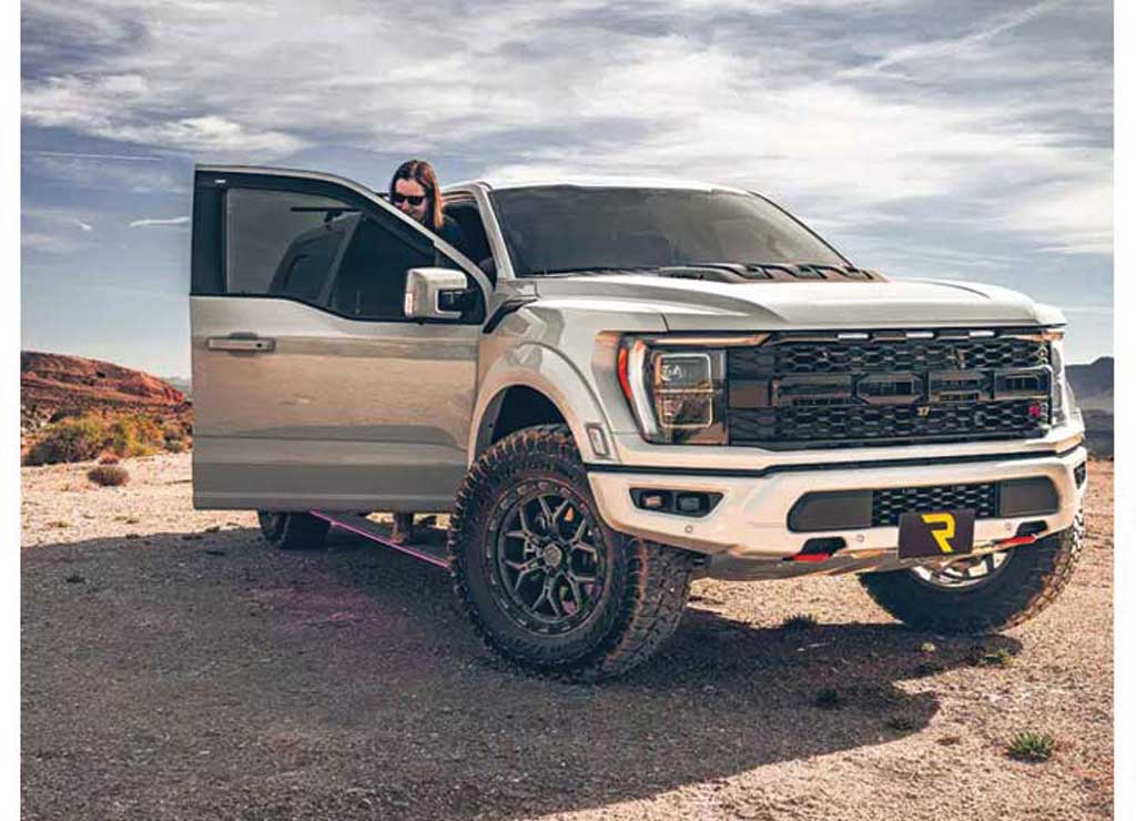 Amp Research - 22 - C F250/F350/2022 F450 ONLY SYNC 4 SUPERCREW POWERSTEP VISION BLACK