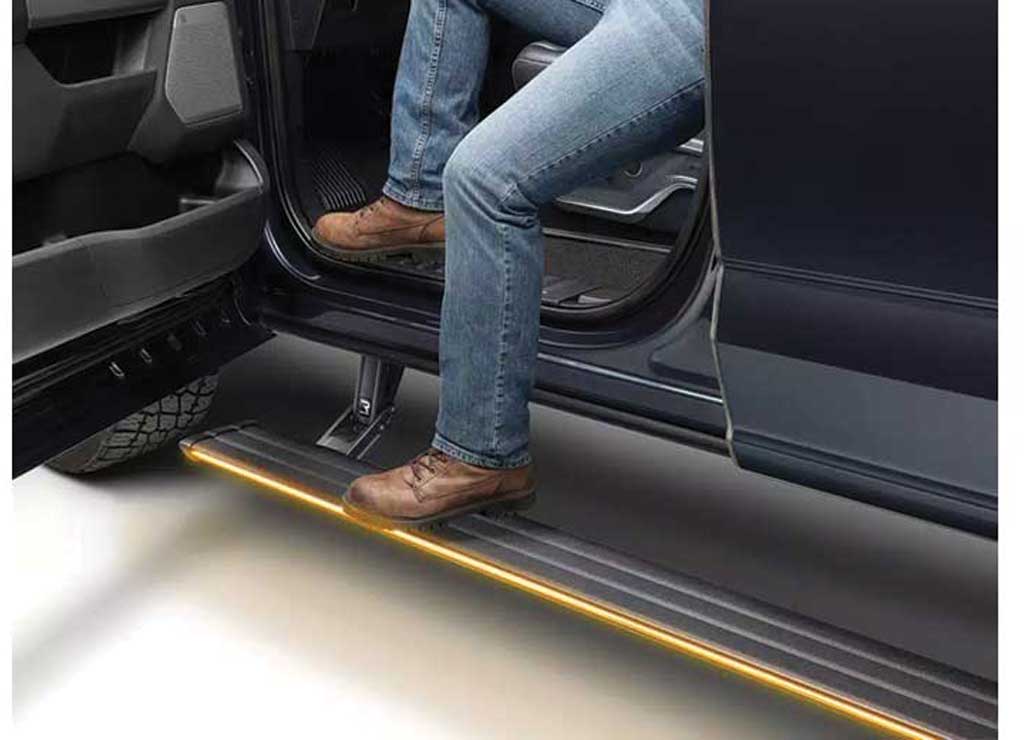 Amp Research - 22 - C F250/F350/2022 F450 ONLY SYNC 4 SUPERCREW POWERSTEP VISION BLACK