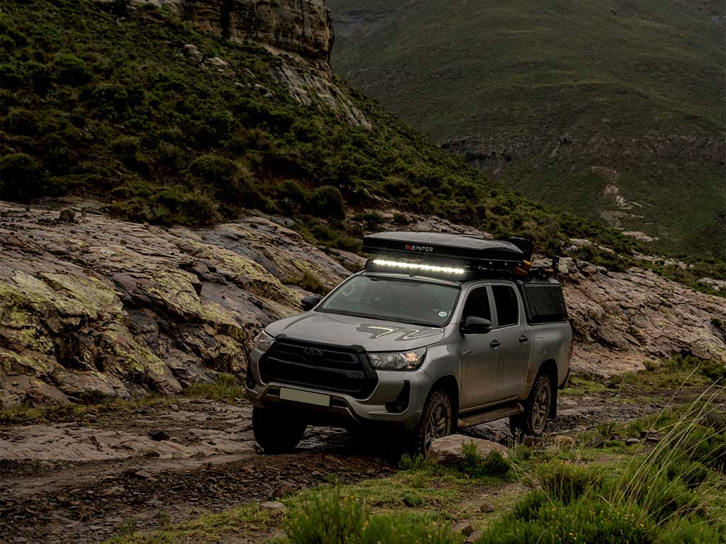 Front Runner - Toyota Hilux (2015 - Current) Slimsport Roof Rack Kit Lightbar ready