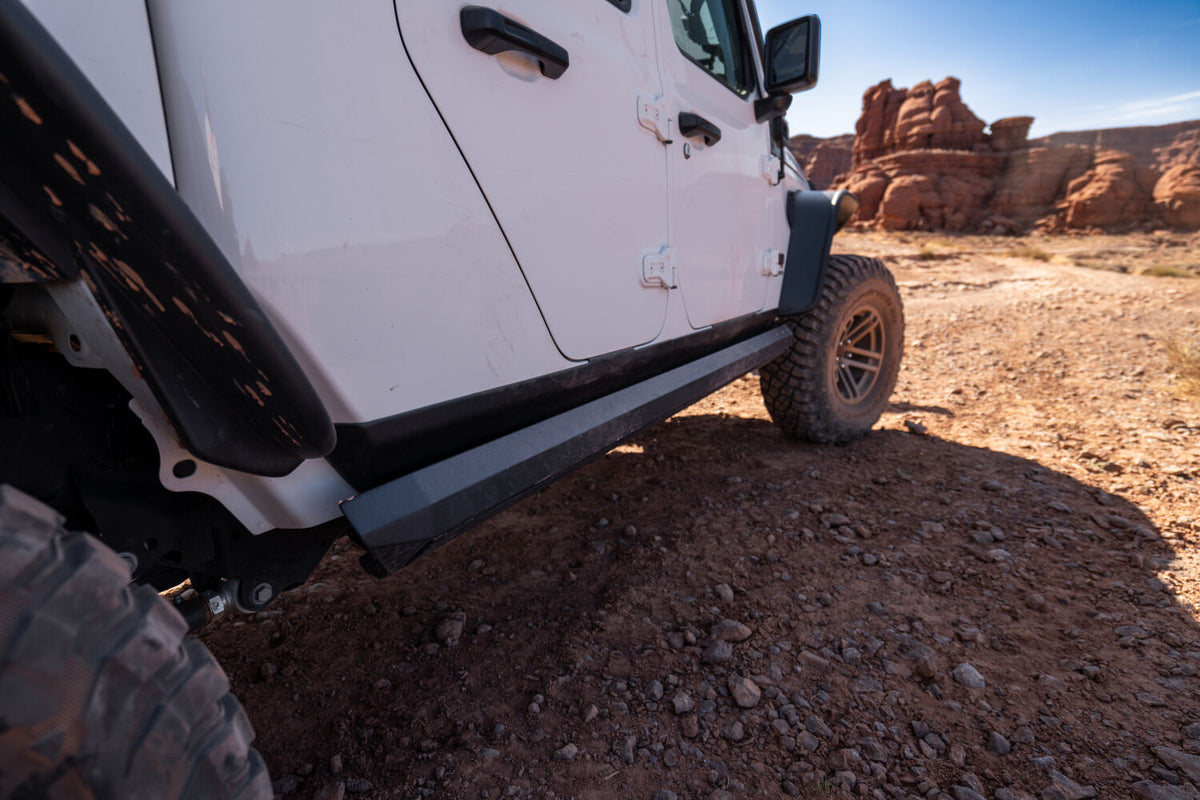AMPamp-powerstep-xl-2020-jeep-gladiator-white-moab-lifestyle-04.jpg
