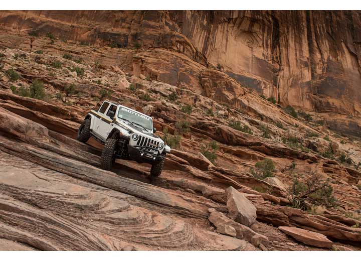 18-C WRANGLER JL/20-C GLADIATOR JT GEN2 XRC FRONT BUMPER Smittybilt